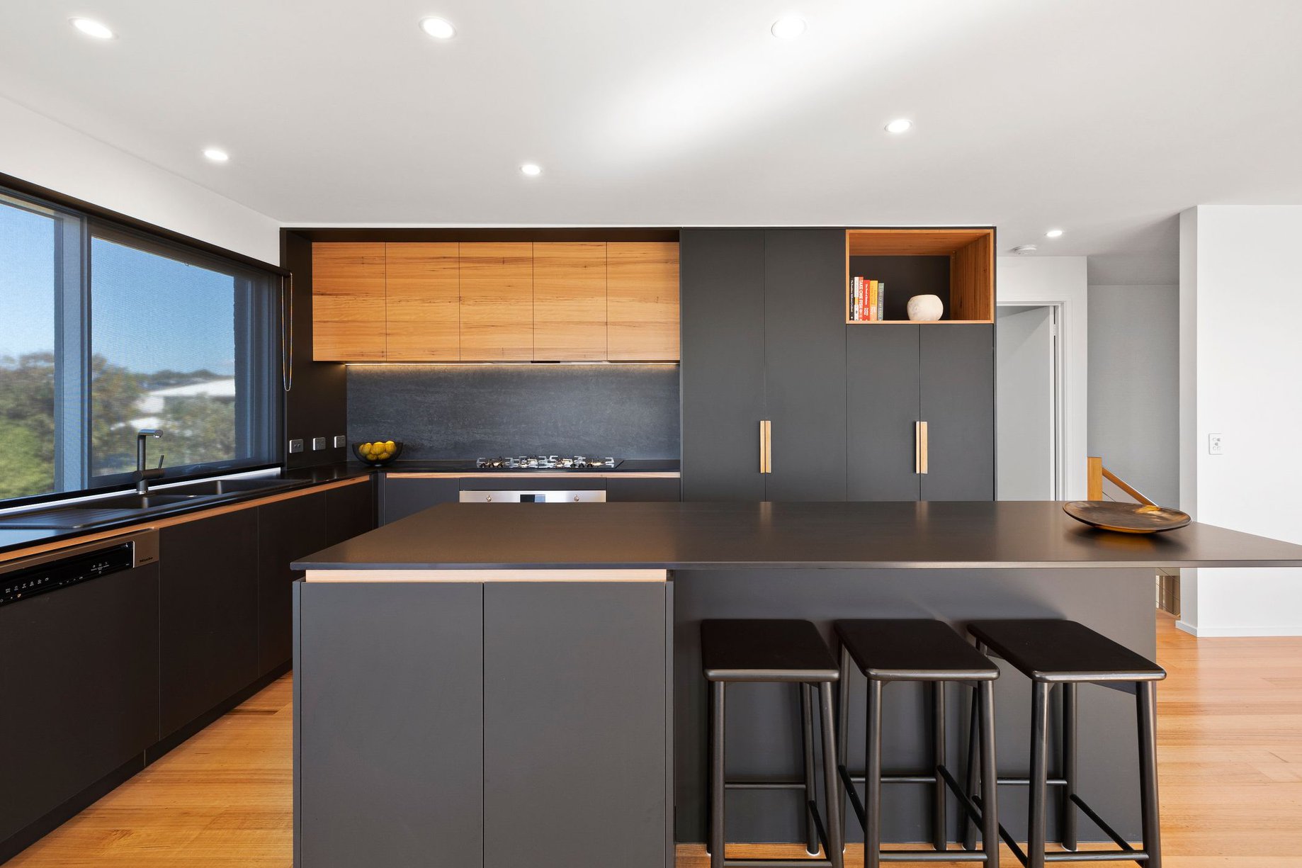 Black%20and%20timber%20kitchen